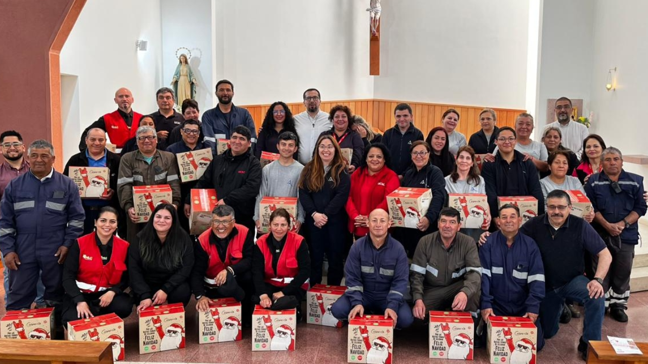 Pastoral UCSC realiza entrega cajas navideñas a personal de seguridad, auxiliares y jardineros