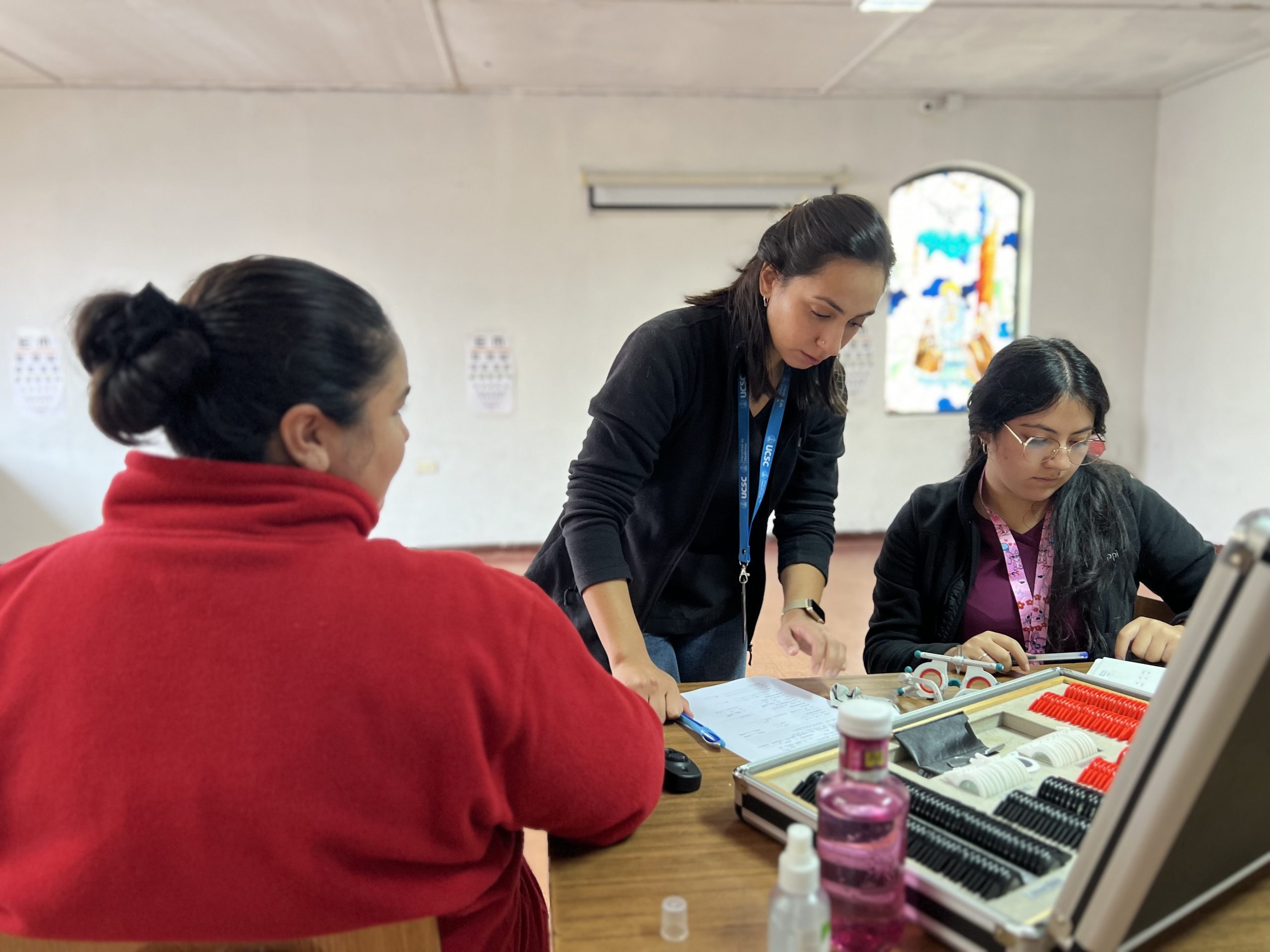 UCSC lleva operativos de salud y asesoría legal a vecinos de Santa Juana