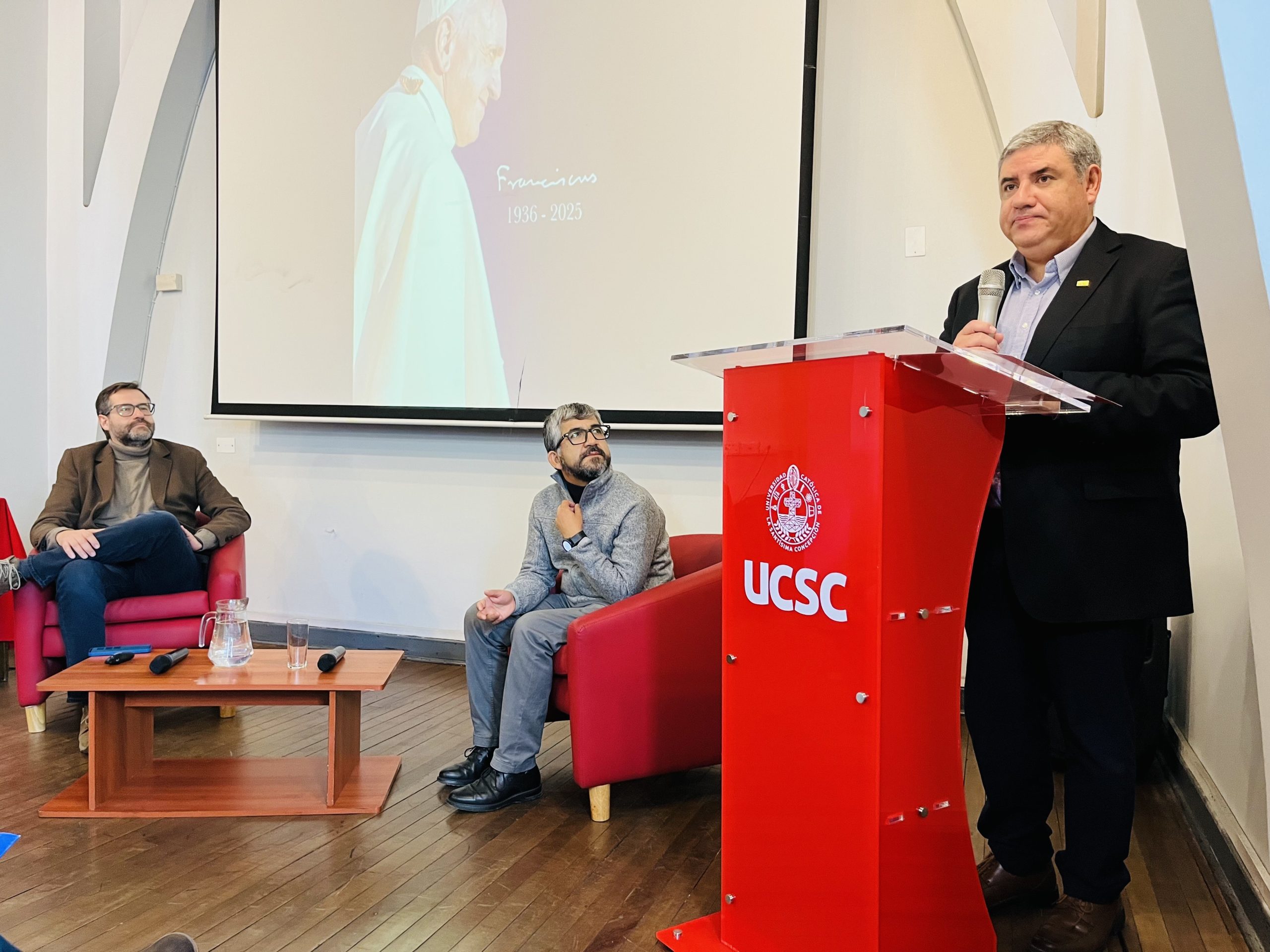 UCSC realizó conversatorio sobre el legado del Papa Francisco en el mundo