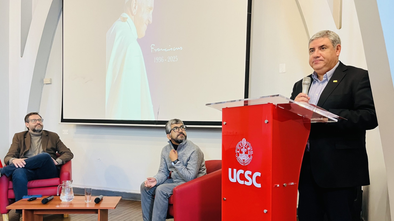 UCSC realizó conversatorio sobre el legado del Papa Francisco en el mundo