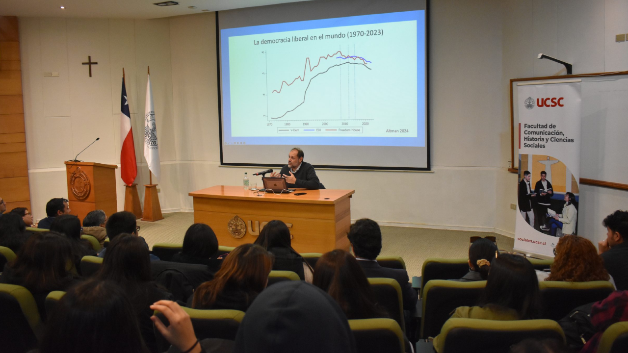 Democracia y representación política fue tema central en Facultad de Sociales