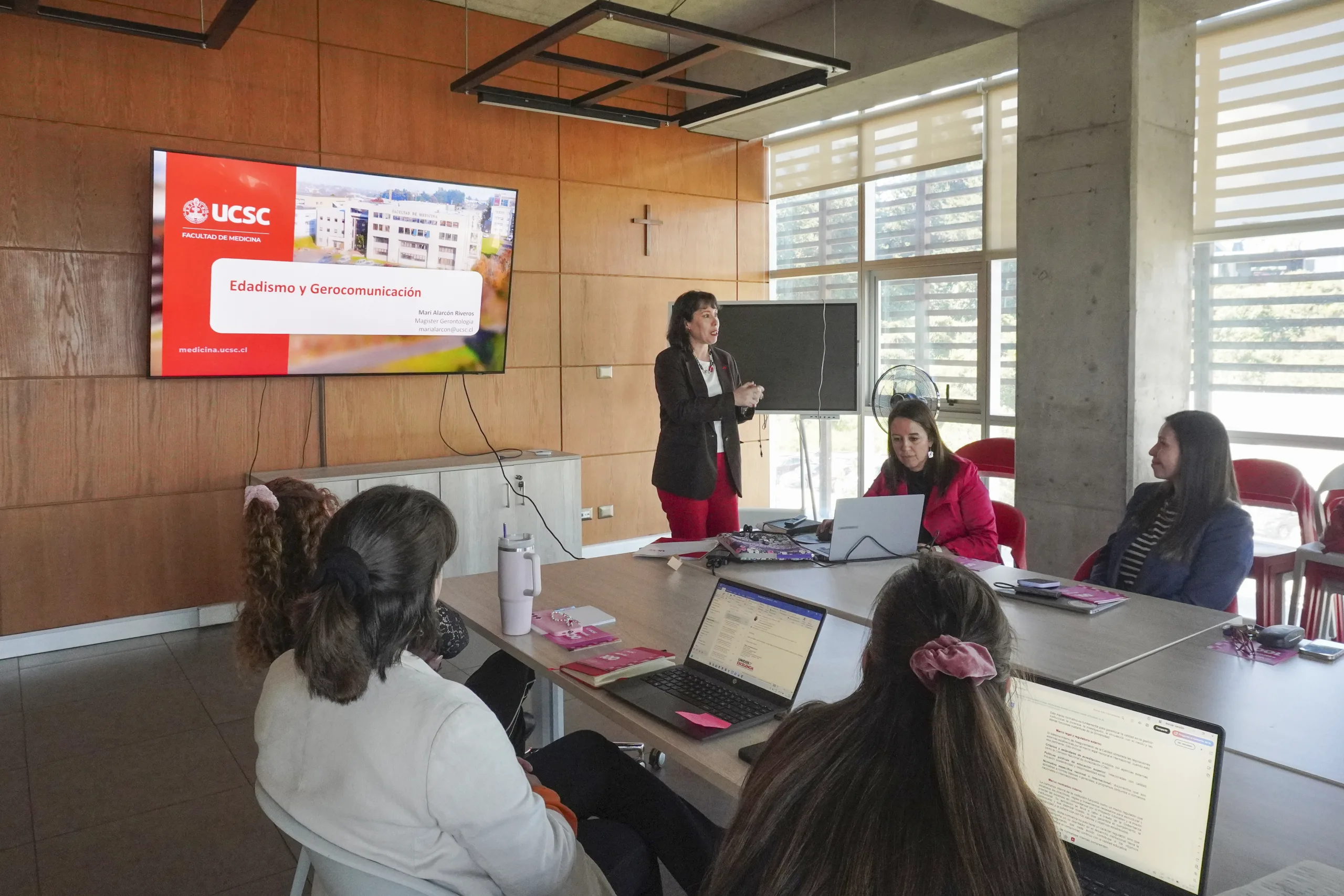 Comunicadores UCSC se capacitaron en buenas prácticas en inclusión y personas mayores