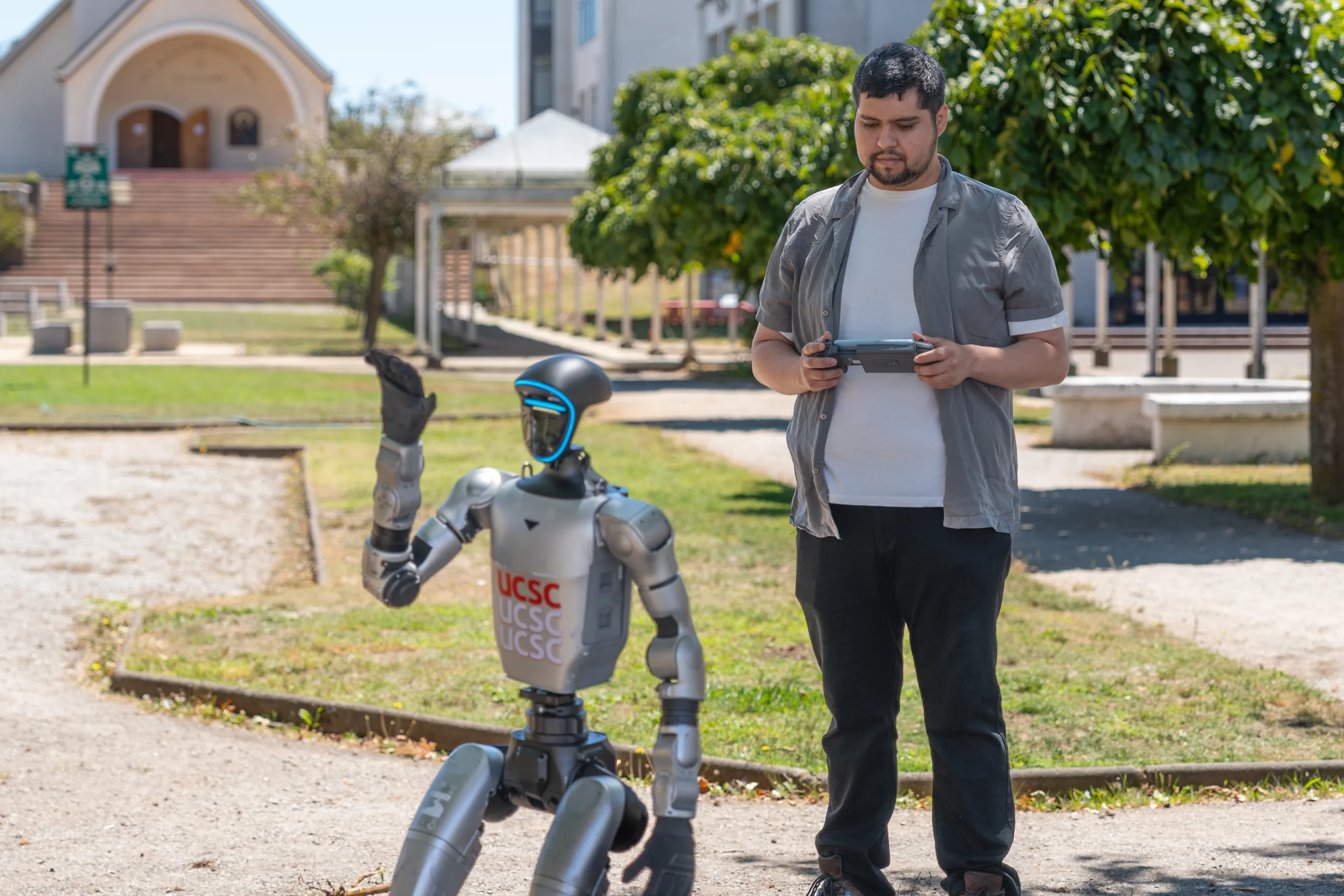 Alumni UCSC lidera operación del primer robot humanoide programable de Chile
