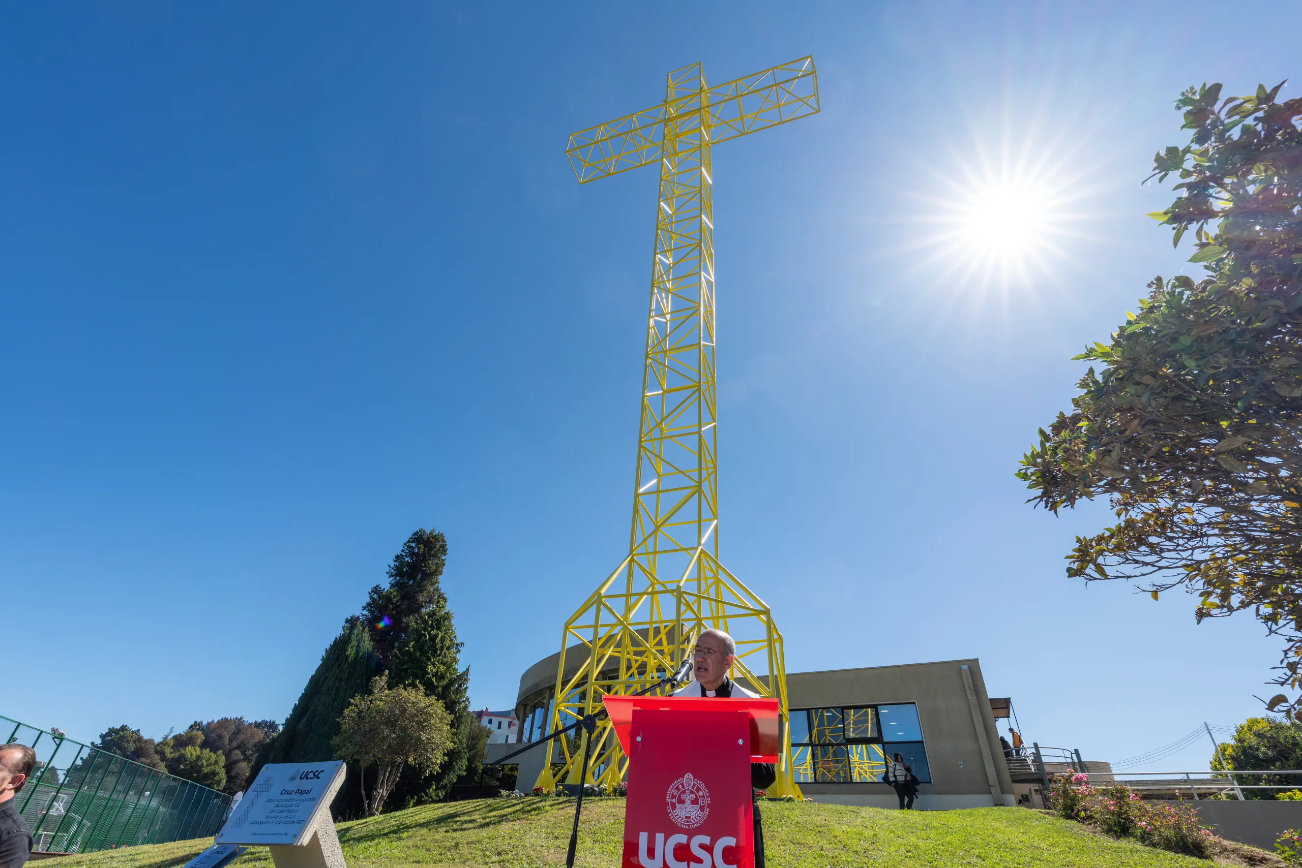 Cardenal José Tolentino de Mendonça reinauguró la Cruz Papal en la UCSC