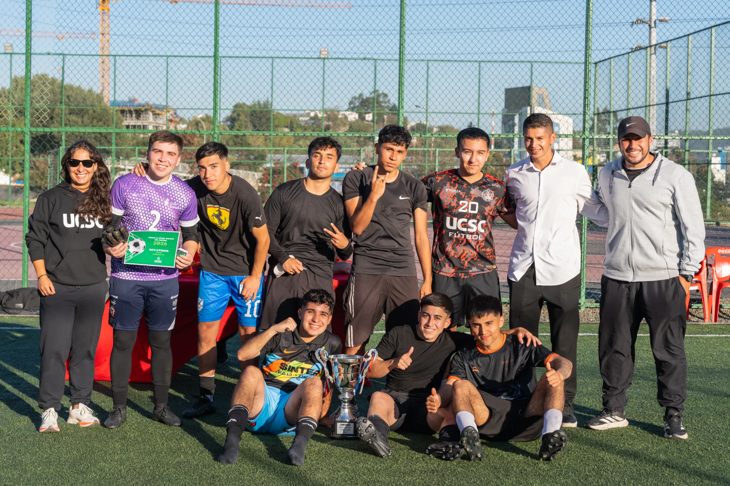 Cohorte 2025 de Pedagogía en Educación Física se lleva Copa de Torneo Novatogol