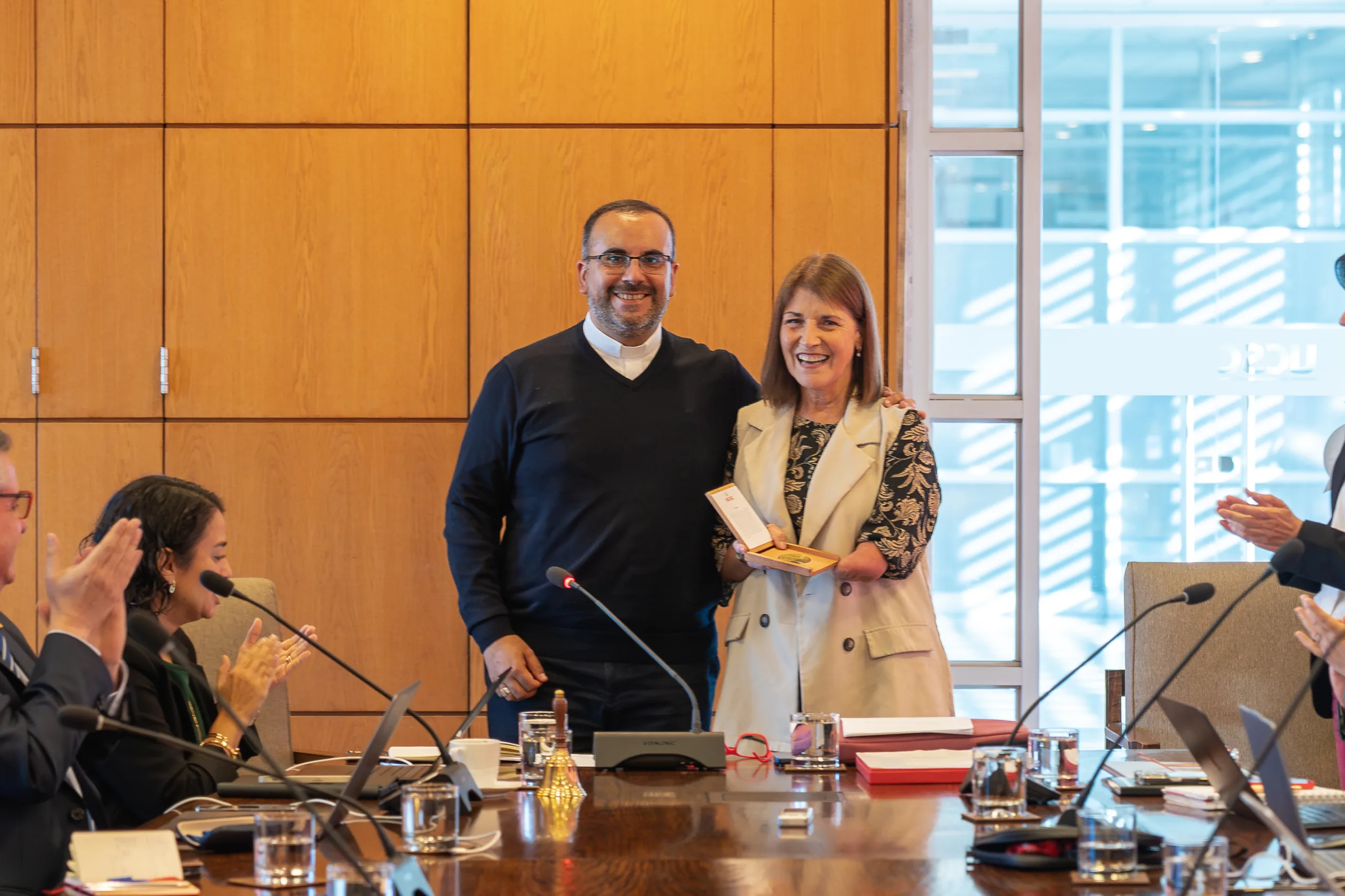 Consejo Superior de la UCSC entrega reconocimiento a Lorena Ruiz Guridi