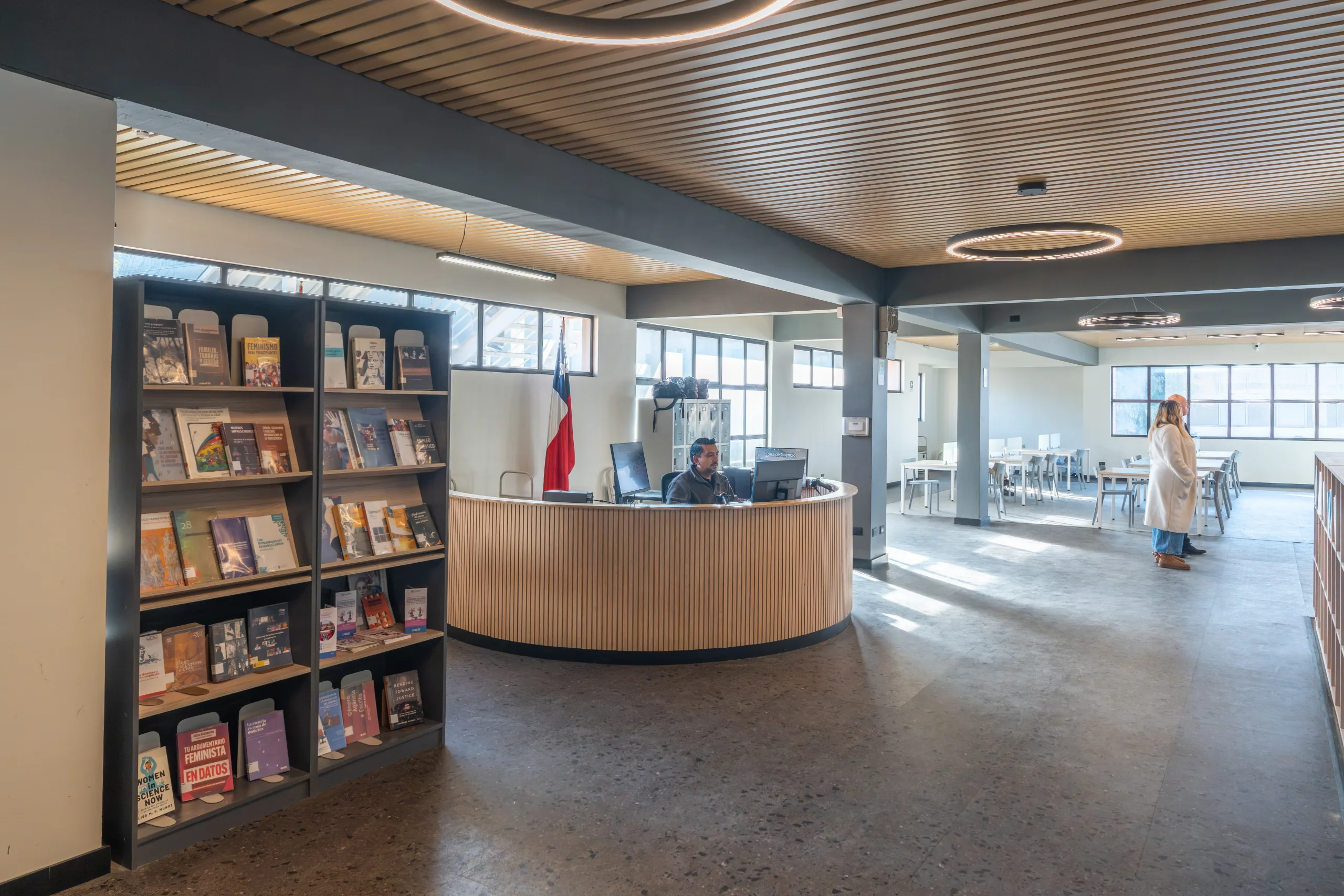 Biblioteca abre nuevos espacios y reanuda préstamo de recursos impresos y tecnológicos
