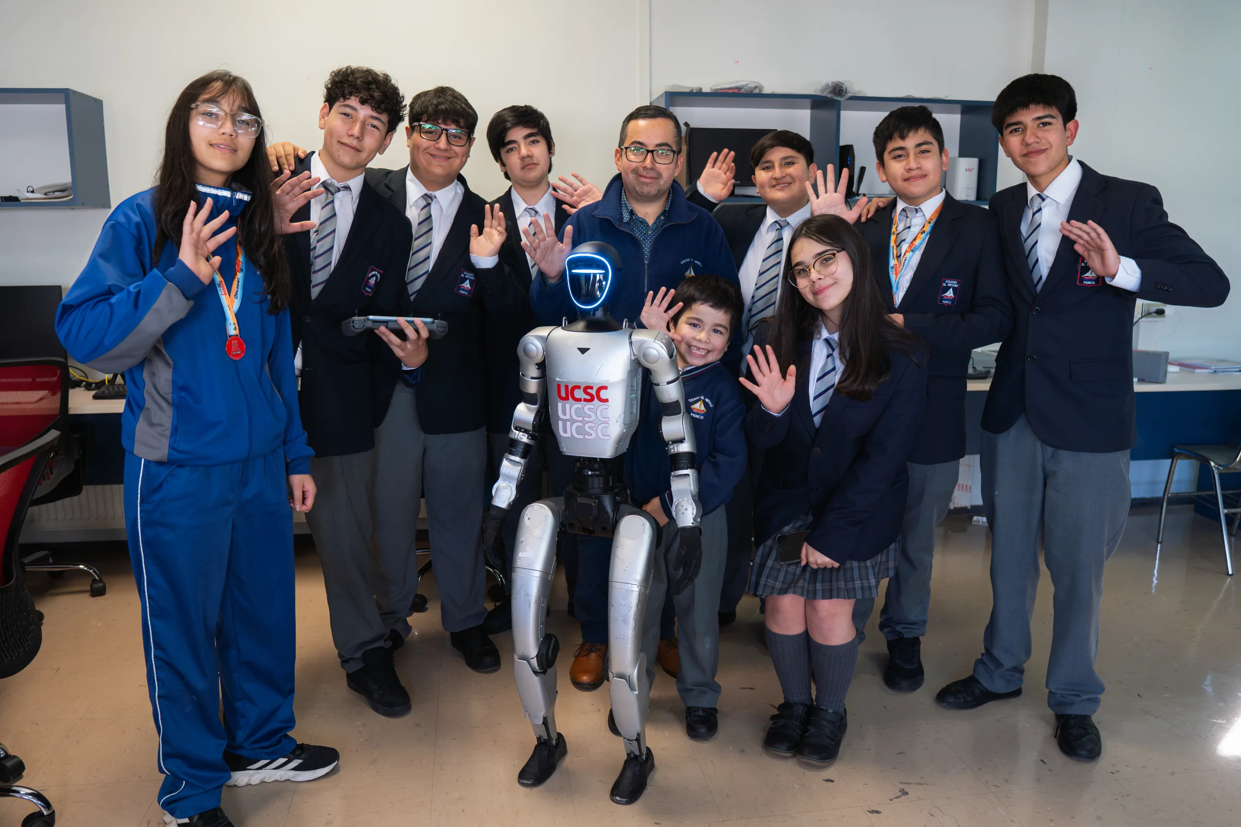 UCSC recibe a jóvenes promesas de la robótica escolar y los acerca a la tecnología del futuro