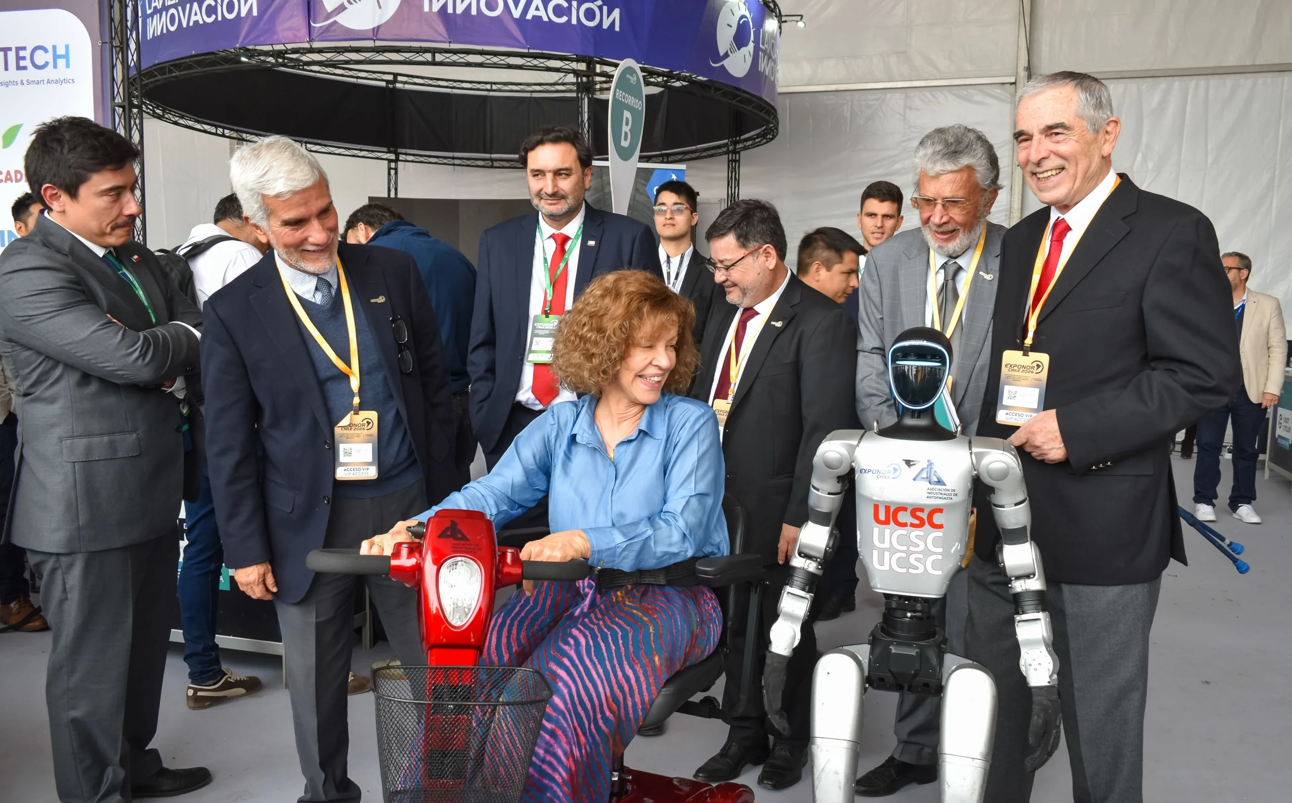 Robot humanoide UCSC debutó en EXPONOR junto a autoridades y representantes de 36 países