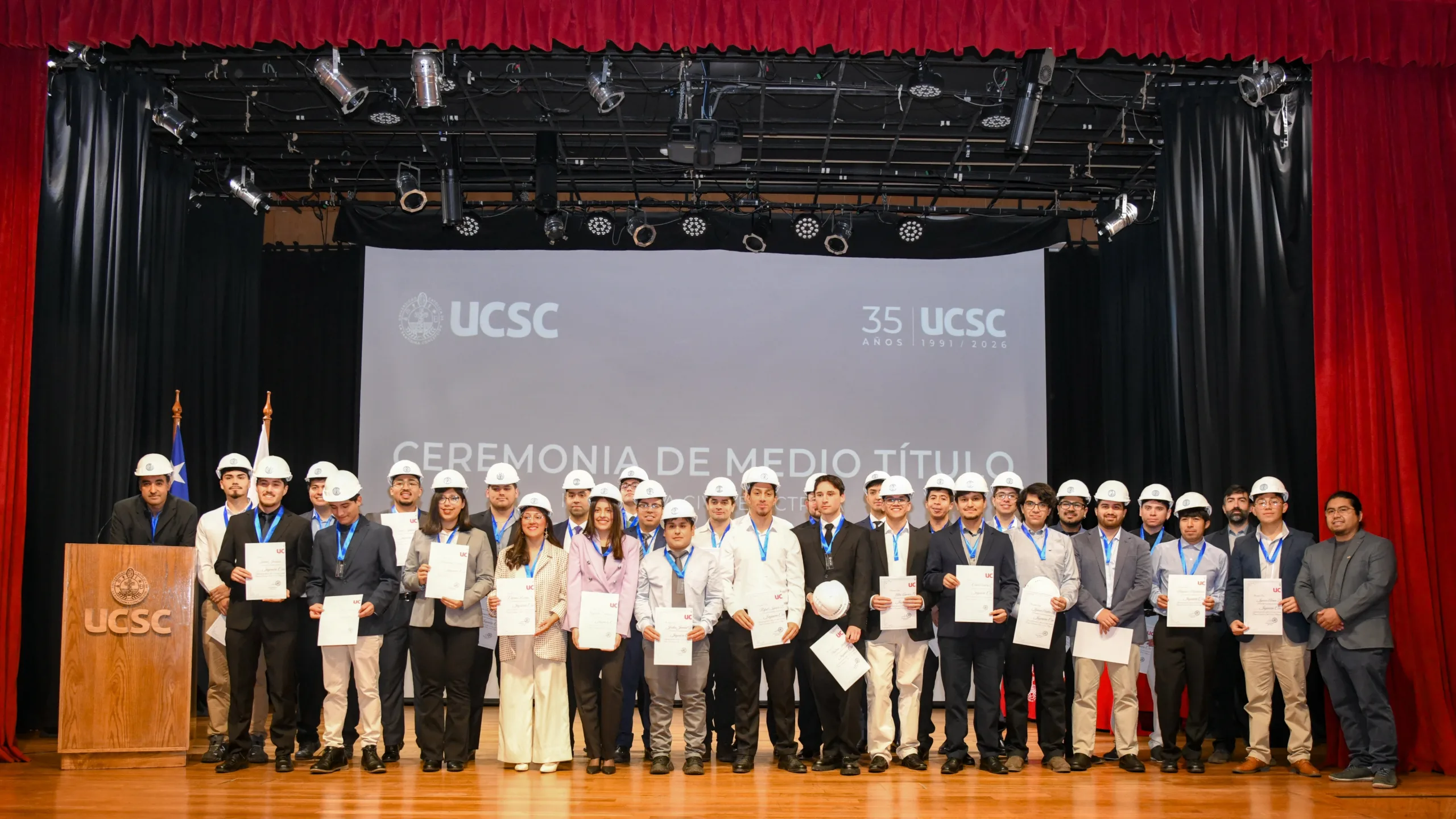 Ceremonia de Medio Título reconoce a estudiantes de Ingeniería Civil Eléctrica