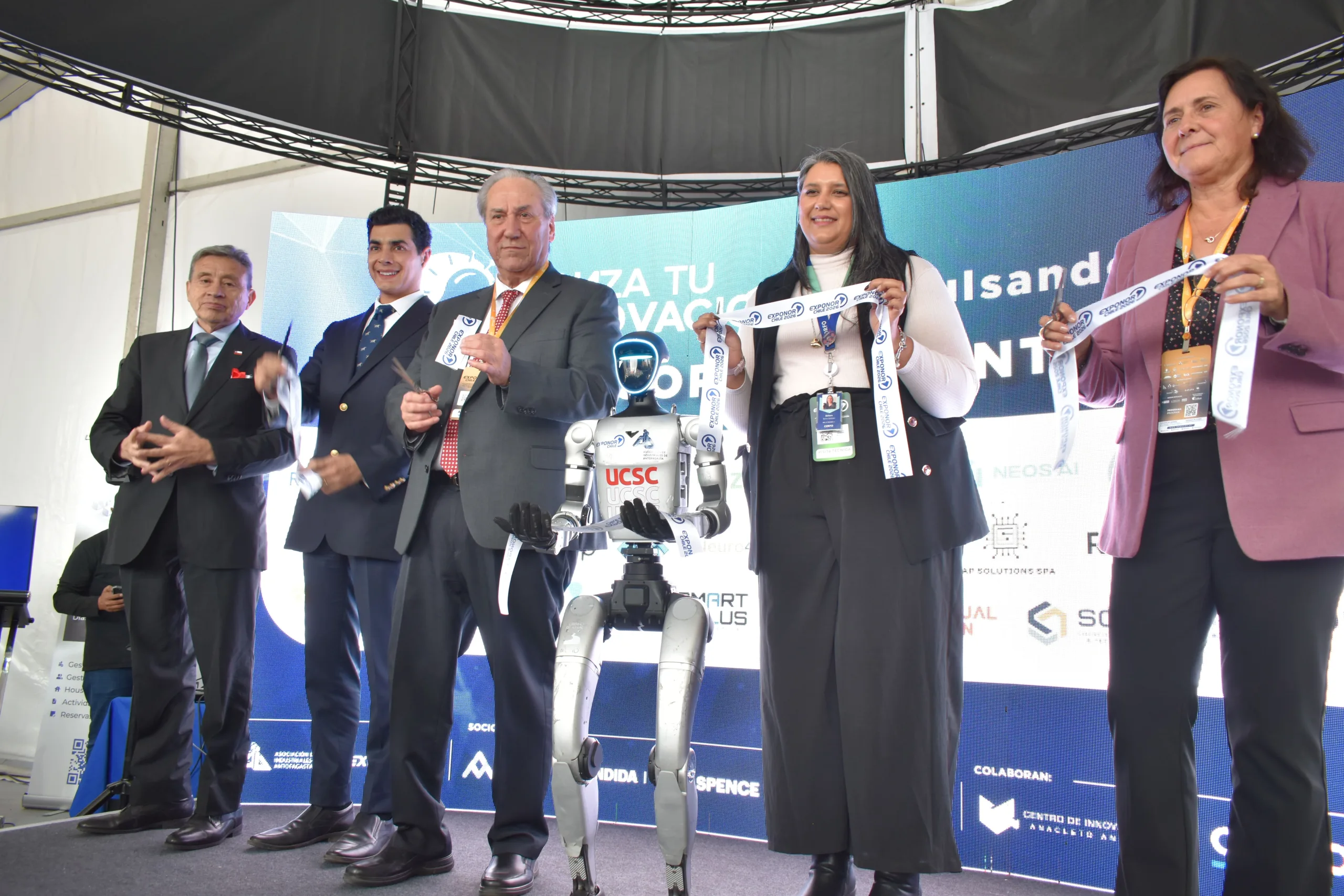 Plataforma de innovación de EXPONOR inauguró  junto al robot humanoide UCSC
