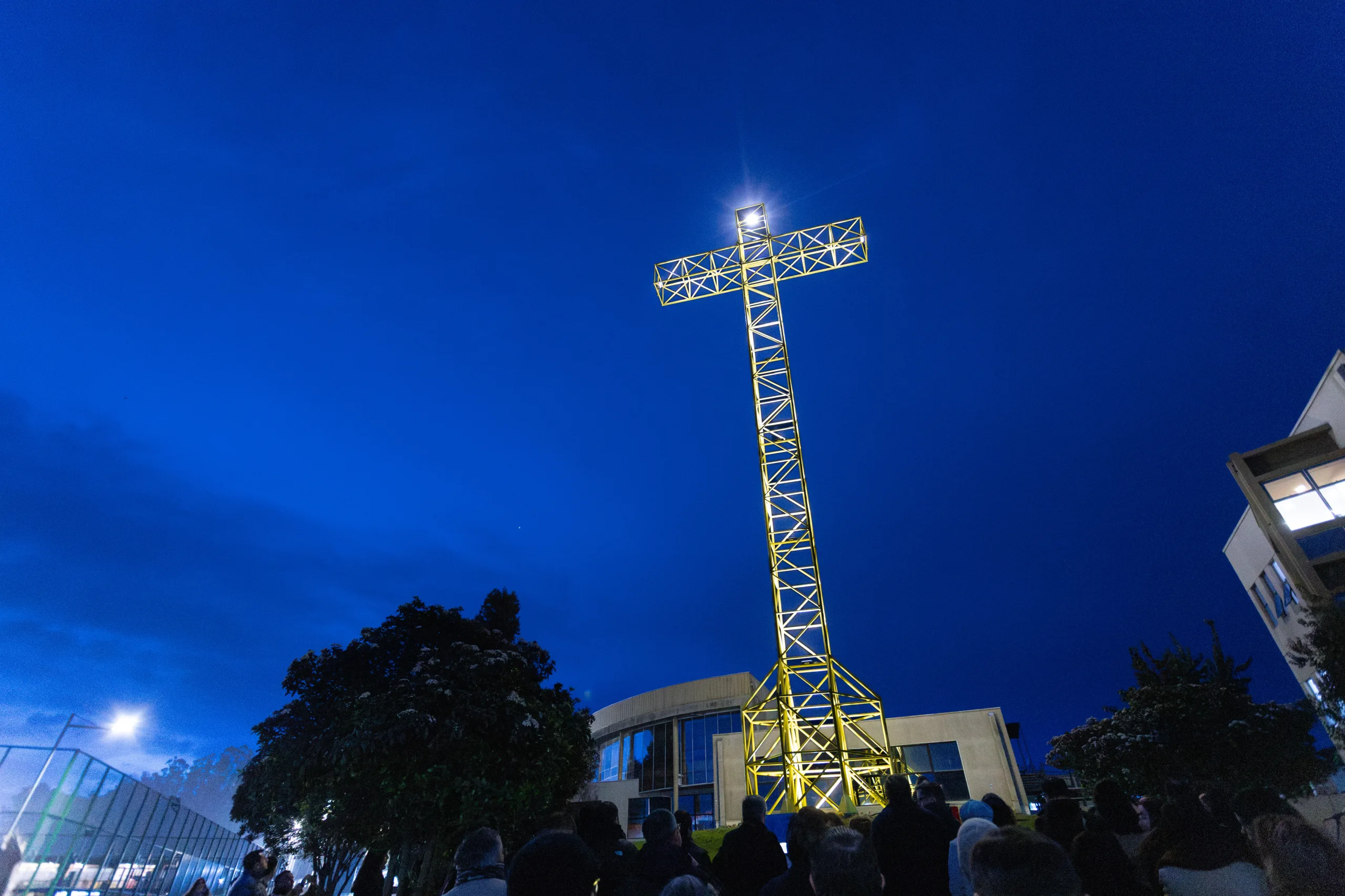 Cruz Papal UCSC vuelve a iluminar el cielo nocturno de Concepción