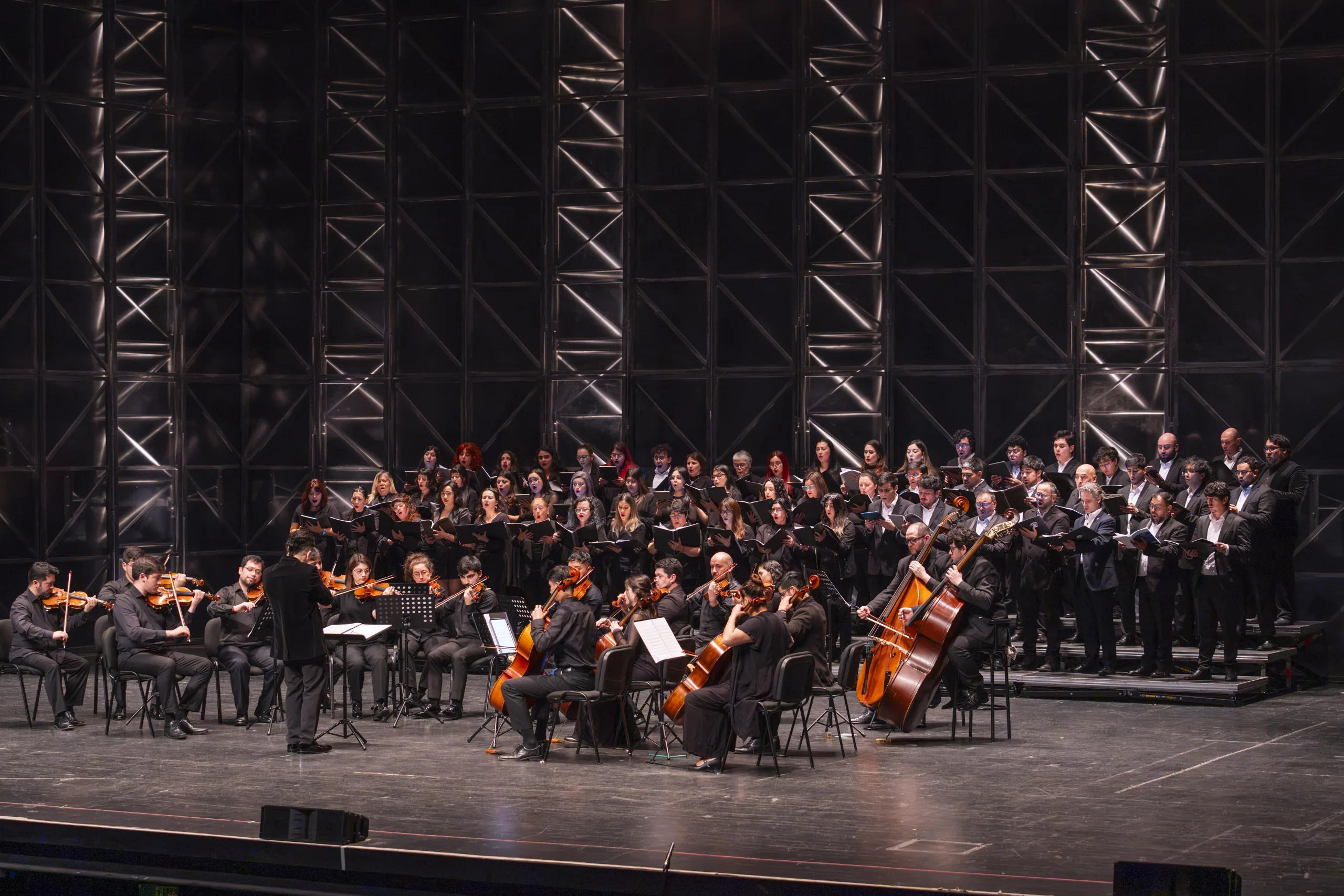 Orquesta UCSC debutó en el Teatro Biobío junto a más de 60 voces del territorio 