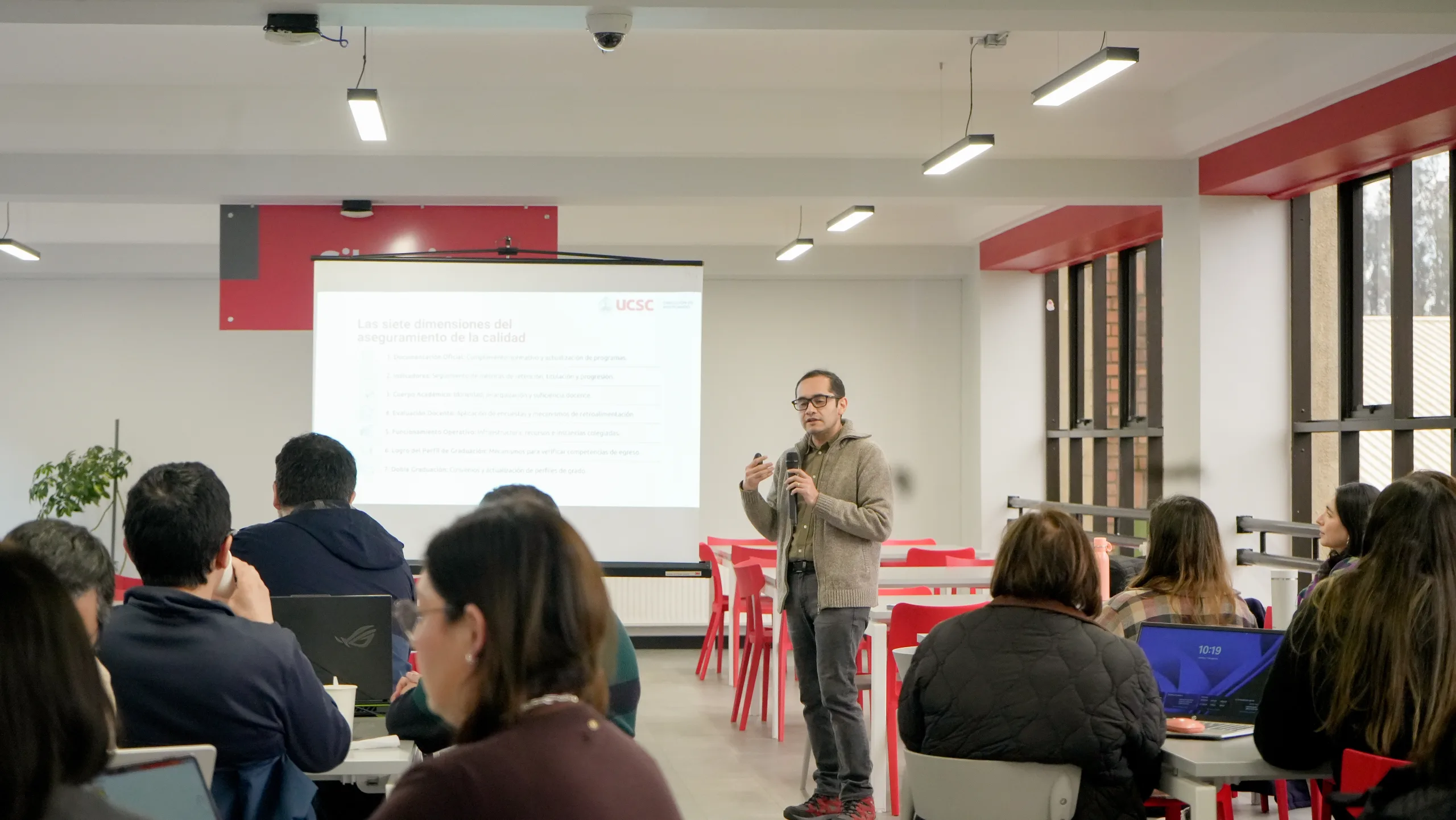 Dirección de Postgrado fortalece la mejora continua de sus programas con jornada de análisis y retroalimentación