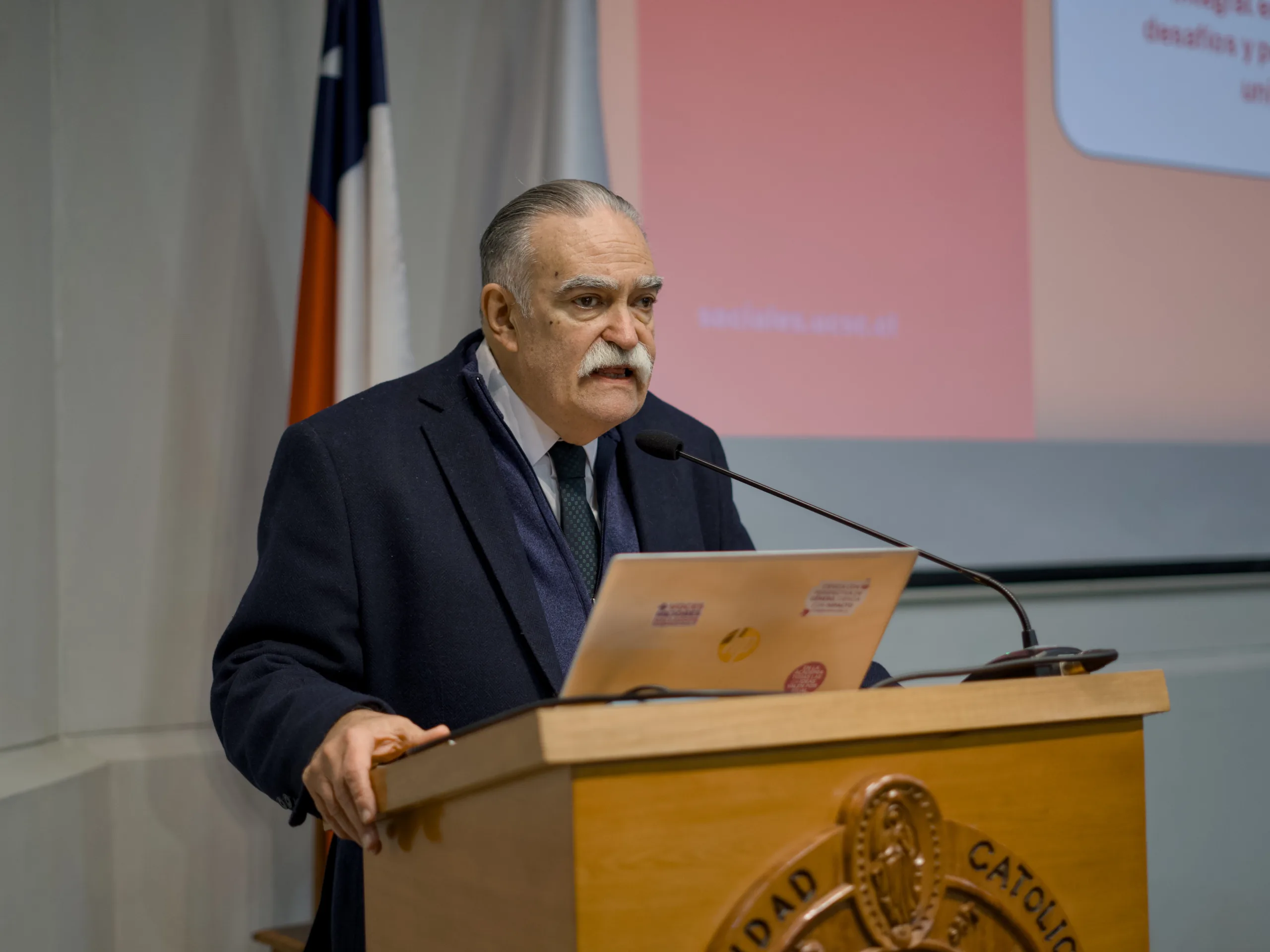 Profesor uruguayo Víctor Giorgi dicta conferencia sobre infancias en Sociales UCSC