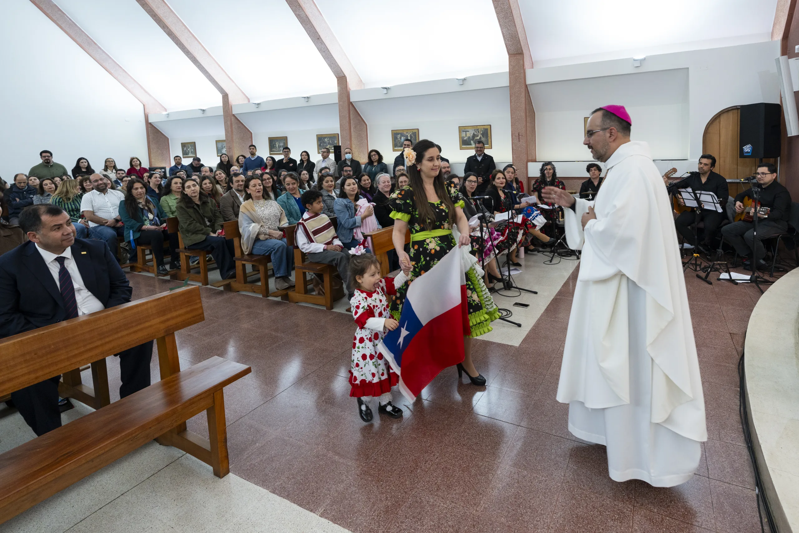 Con una oración por Chile y un esquinazo: UCSC celebró las Fiestas Patrias