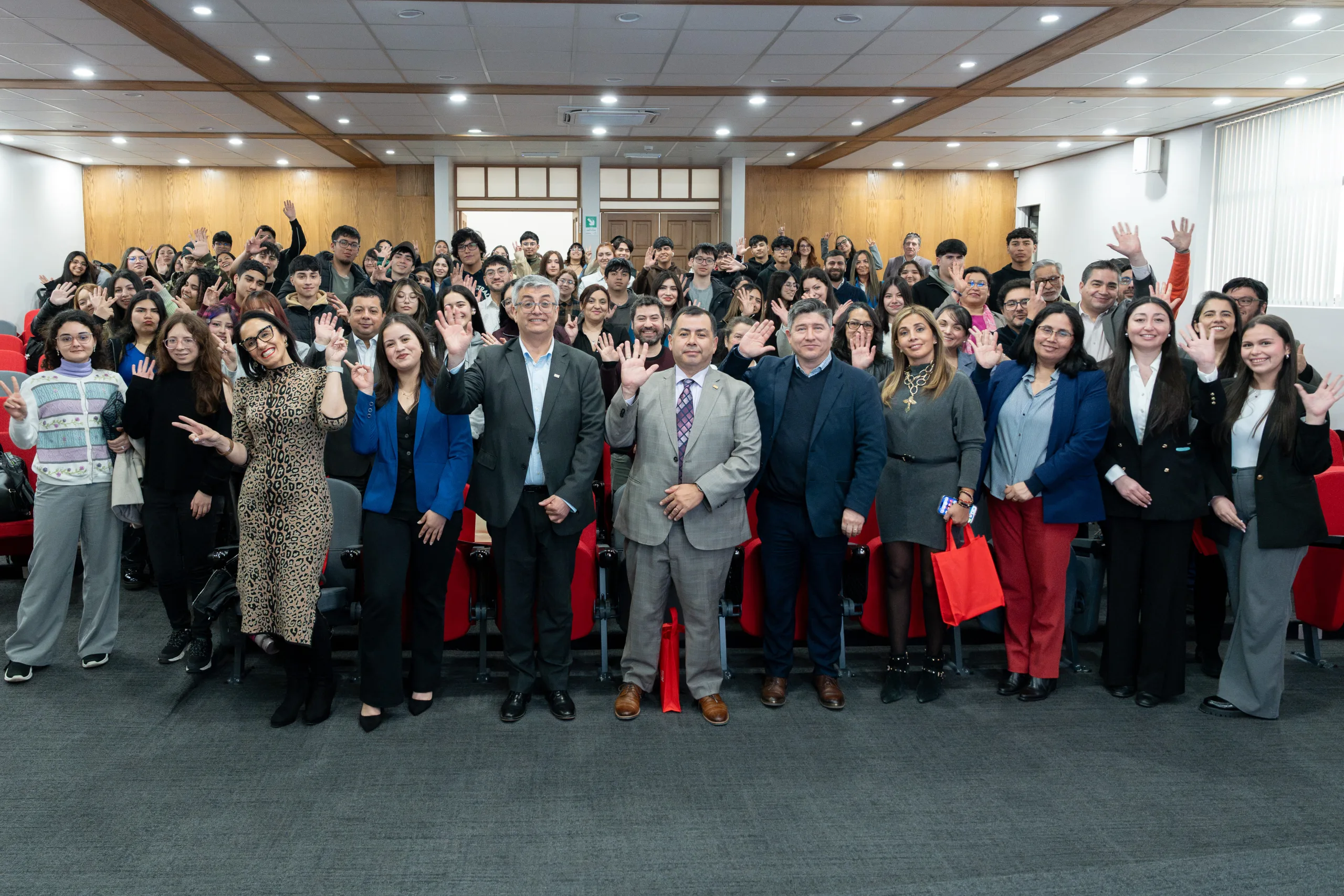 FACEA UCSC conmemora su 34° aniversario conectando generaciones de profesionales en conversatorio