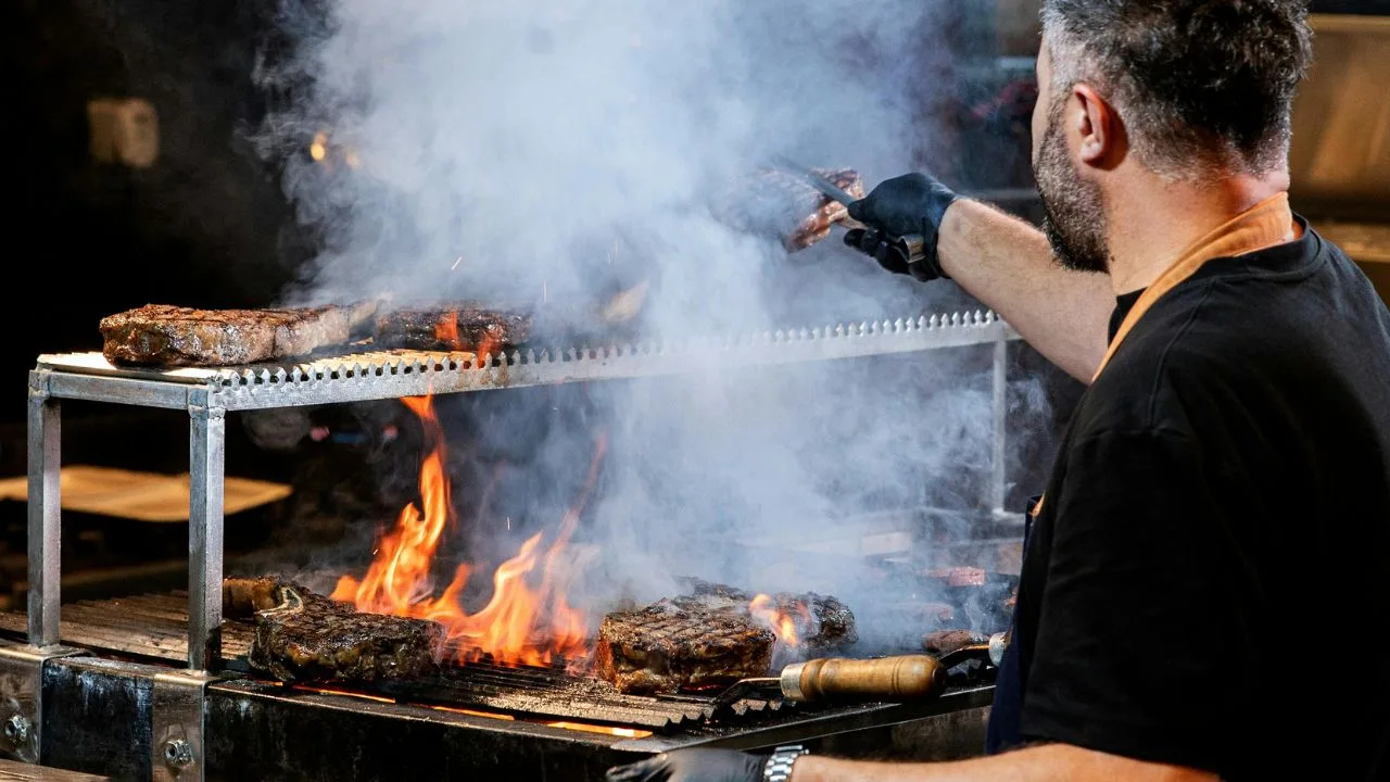 ¿Quién prepara el asado? Académica UCSC analiza la figura del parrillero