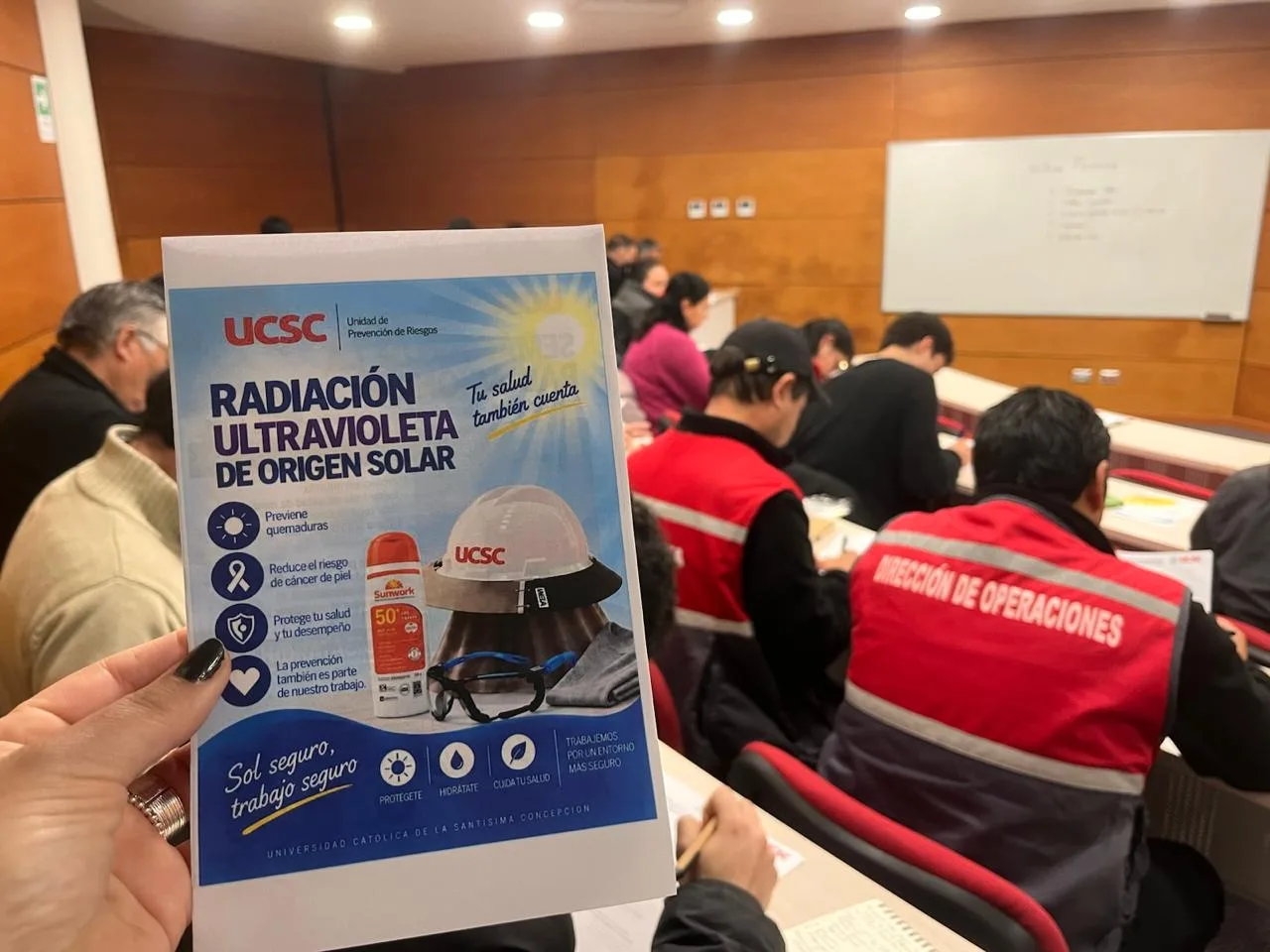 Trabajadores realizan taller de prevención de radiación solar y reciben equipamiento de protección UV