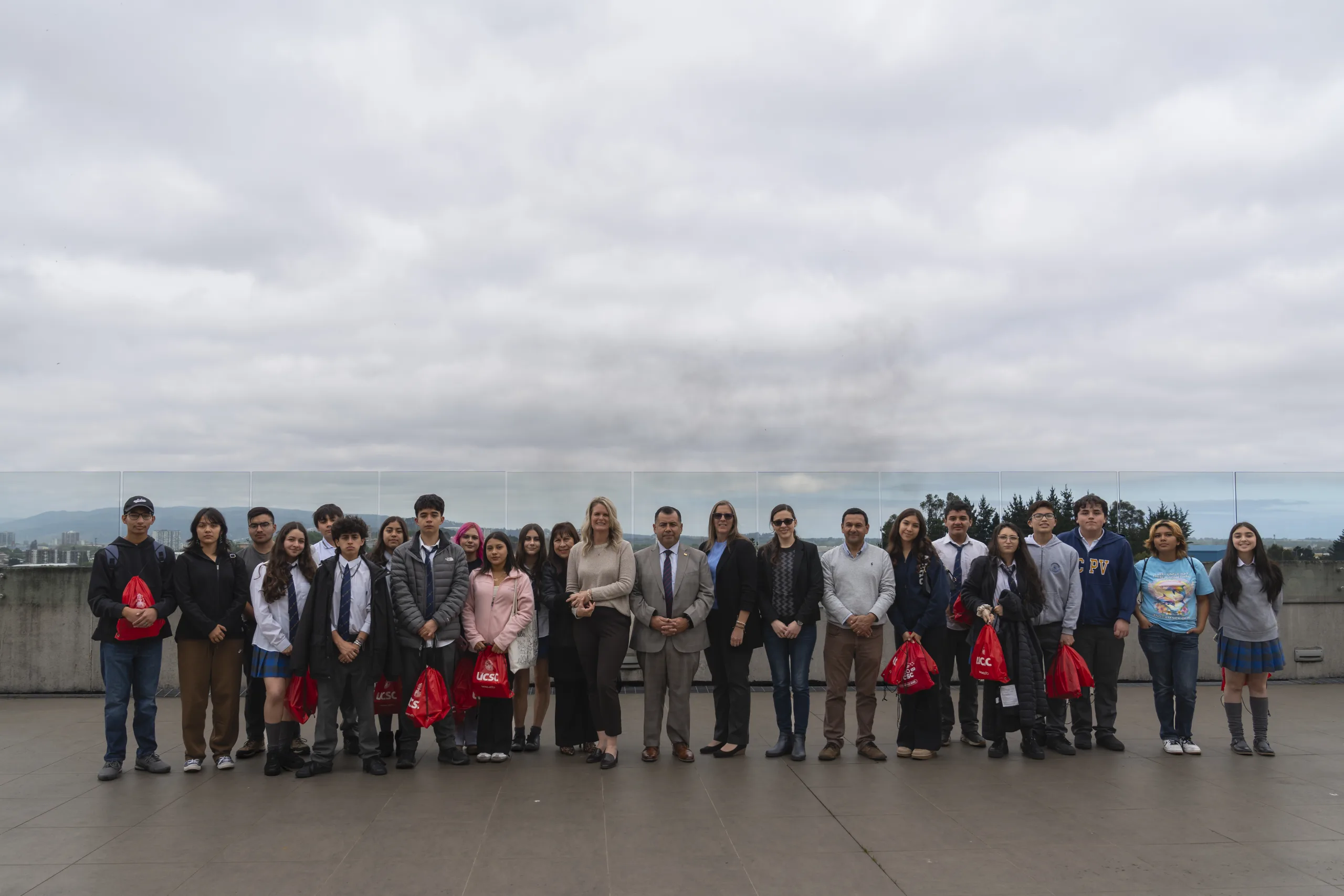 Estudiantes secundarios de California visitan la UCSC para conocer sus iniciativas científicas y académicas