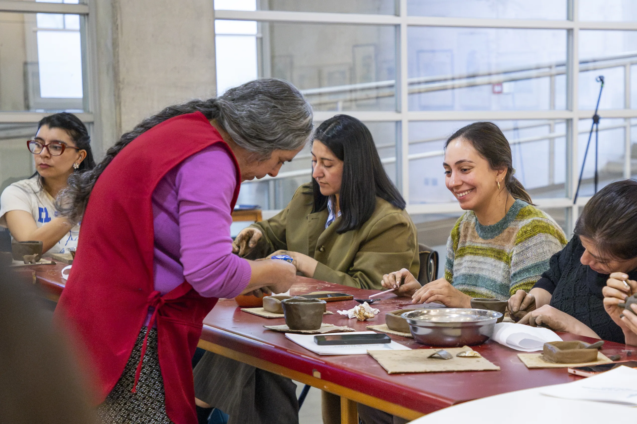 Taller de alfarería tradicional promueve el bienestar laboral en la UCSC