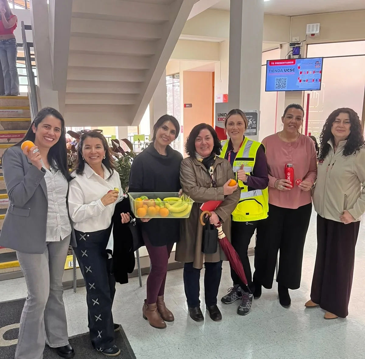 Campaña "Menos botón más acción" promueve uso de escaleras por sobre el ascensor